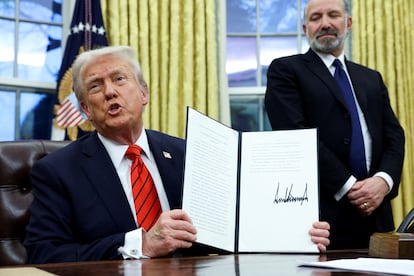 Trump firma la orden ejecutiva de la imposicin de aranceles, este lunes en Washington.