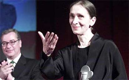 La coreógrafa alemana Pina Bausch, ayer por la tarde en Sant Miquel dels Reis, donde recibió el Premio Mundial de las Artes Valldigna.
/ MÒNICA TORRES
