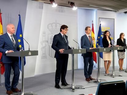 El secretario general de Sanidad, Faustino Blanco, el ministro de Sanidad, Salvador Illa, el ministro de Ciencia e Innovación, Pedro Duque, la directora del Instituto de Salud Carlos III, Raquel Yotti, y la directora del Centro Nacional de Epidemiología, Marina Pollán, durante la rueda de prensa en la que presentaron el estudio de seroprevalencia.