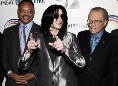 Para promocionar su nuevo disco, <i>King of Pop</i>, que se ha lanzado el 25 de agosto al mercado, Michael Jackson ha presentado un concurso en formato de juego que funcionará a través de las tres más grandes redes sociales de Internet: MySpace, Bebo y Facebook. Desde el viernes 22, los usuarios de estas redes pueden competir con sus amigos tanto de su página como de las otras dos. Se trata de hacer bailar a Michael Jackson y batir récords de pasos de baile. Entre los premios habrá politonos para móviles, <i>ipods</i> y una Play Sation 3.