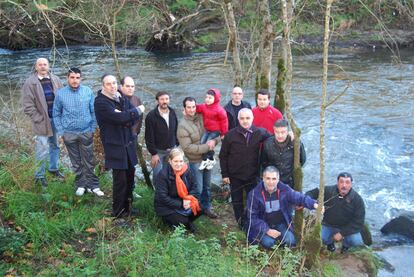 Algunos de los miembros de la Plataforma pola defensa do Sar, junto al río, a su paso por el municipio de Rois.