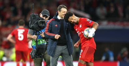 Kovac felicita a Gnabry tras su póker.