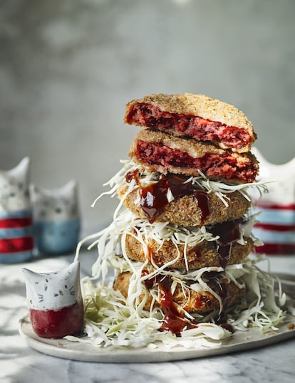 'Menchi katsu' de carne falsa, (hamburguesa vegana empanada y frita), en 'Vegan Japaneasy. Recetas veganas japonesas para preparar en casa', de Tim Anderson (Libros Cúpula).