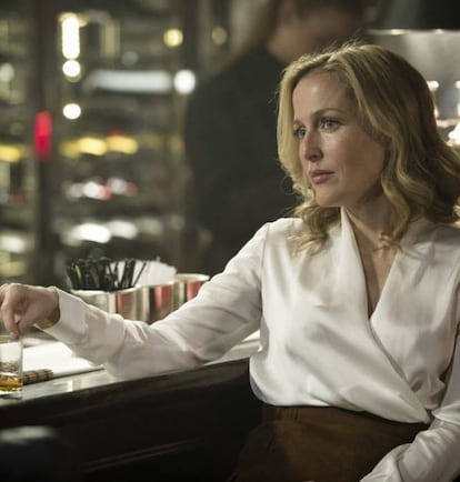 <p><strong>¿De qué va?</strong> Gillian Anderson interpreta a una talentosa detective que investiga los crímenes de un asesino en serie en una Irlanda pocas veces tan tenebrosa.</p> <p><strong>¿Por qué debería verla un hombre?</strong> Porque demuestra que la línea entre el sexismo cotidiano y la violencia de género no es tan tenue como muchos querrían creer. Habla de la violencia cotidiana contra las mujeres mucho más allá de la que sale en la sección de sucesos de los periódicos… mientras no para de hablar de la violencia que sí sale en la sección de sucesos de los periódicos. </p> <p><strong>¿Qué más puedo ver si me ha gustado?</strong> 'Happy Valley' y 'Broadchurch'.</p> <p> </p>