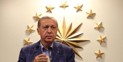 El presiden turco, Erdogan, comparece ante la prensa en su residencia de Estambul, tras conocerse los resultados electorales.
