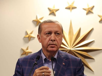 El presiden turco, Erdogan, comparece ante la prensa en su residencia de Estambul, tras conocerse los resultados electorales.