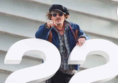 Johnny Depp llegó este miércoles a San Sebastián para recibir el premio Donostia dentro de la 69ª edición del festival internacional de cine que se celebra hasta el sábado en la ciudad. El actor (Owensboro, 1963) fue aclamado por el público de la calle, después de que el anuncio de su galardón fuera cuestionado por asociaciones de mujeres de la industria audiovisual española, debido a una sentencia de un tribunal británico que determinó que Depp agredió a su exesposa, la actriz Amber Heard, en 12 ocasiones. A su llegada al festival, el actor estadounidense señaló que “una sola frase en contra es suficiente para hundirte, y no hay defensa”.