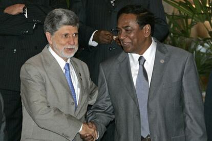 El ministro de Asuntos Exteriores brasileño, Celso Amorim (izquierda), con el ministro de Comercio de Bangladesh, Hafiz Uddin, durante el encuentro del G-20 en Río de Janeiro.