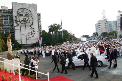 El papa Francisco ya se encuentra en la plaza de la Revolución de La Habana para oficiar su primera misa en Cuba. En la imagen, Francisco en la plaza de la Revolución en La Habana.