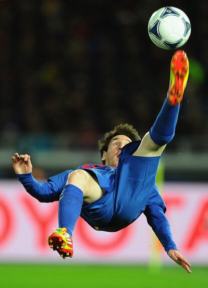 Messi intenta un remate acrobático en el partido ante Al Sadd.