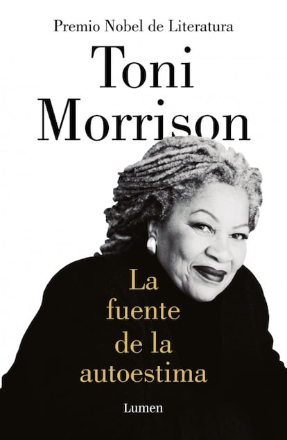 Una recopilación de ensayos y discursos en los que Toni Morrison, fallecida en 2019, ofrece sus reflexiones sobre la sociedad, la cultura y el arte de los últimos 40 años. La fuente de la autocrítica (Lumen, 21,90 euros) es el último libro de la premio Nobel de literatura, distinción que recibió en 1993, en el que ahonda en temas sociales acuciantes como la inmigración, el empoderamiento de la mujer, la prensa, el dinero, los derechos humanos o la función de los artistas en la sociedad. Fue una firme defensora de los derechos de las mujeres.