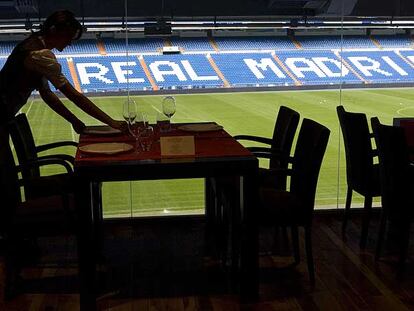 El restaurante <b>Asador de la Esquina,</b><i> </i>en el madrileño estadio Santiago Bernabéu, con vistas al terreno de juego. Abajo, plato de espárragos de Aranjuez.