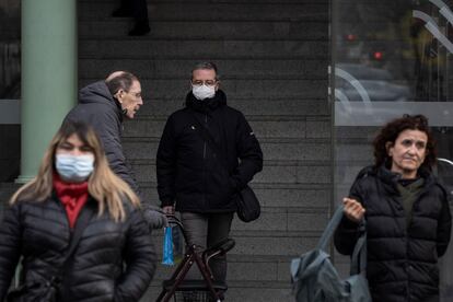 Un hombre sale del hospital Clínic de Barcelona con la mascarilla puesta.