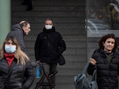 Un hombre sale del hospital Clínic de Barcelona con la mascarilla puesta.