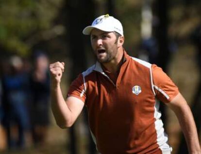 Rahm celebra un birdie.