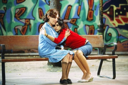 Carmen Maura y Penélope Cruz en una escena de <i>Volver.</i>