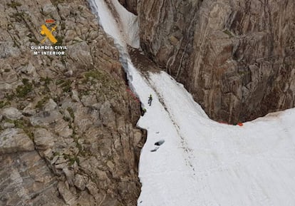 Un agente, durante el rescate en un nevero de Panticosa (Huesca).