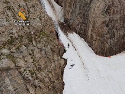 Un agente, durante el rescate en un nevero de Panticosa (Huesca).