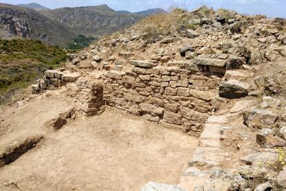 Restos de la muralla y del torreón excavados en el yacimiento de Aranda de Moncayo.