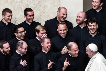 El papa Francisco charla con un grupo de curas en El Vaticano, el 30 de septiembre de 2020.