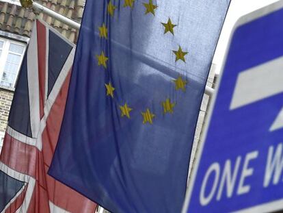 La bandera brit&aacute;nica junto a la europea, en Londres.