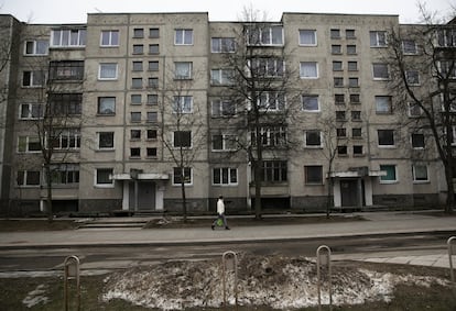 Vista de uma das principais avenidas de Visaginas, a cidade mais próxima da usina nuclear, que está perdendo moradores desde que foi decidido desmantelar a usina quando a Lituânia entrou na União Europeia.