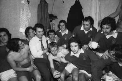 El Nottingham Forest practicaba un fútbol aguerrido y abrupto, pero no exento de técnica. La dosis de sofisticación se la aportaba el inquilino de su banquillo, la verdadera estrella del equipo: Brian Clough (el único con camisa y corbata en esta imagen tomada en 1975).