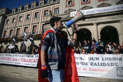 Obreros del naval y estudiantes se manifiestan juntos en Ferrol