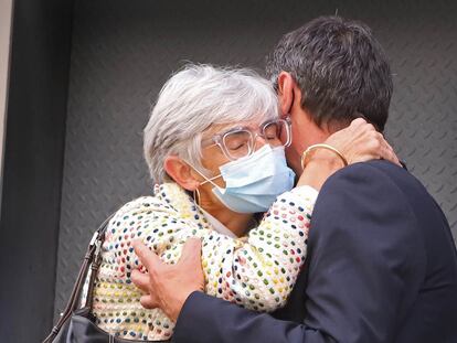 Josep Lluis Trapero se abraza con su abogada Olga Tubau tras hacerse oficial su absolución del delito de sedición.