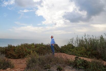 Ramón Pagán, de 67 años, portavoz de la asociación Pacto por el mar Menor observa la laguna desde el lugar donde se encuentran los restos de la antigua casa familiar. Pagán: “Desde aquí miraba el mar Menor de mi infancia”.