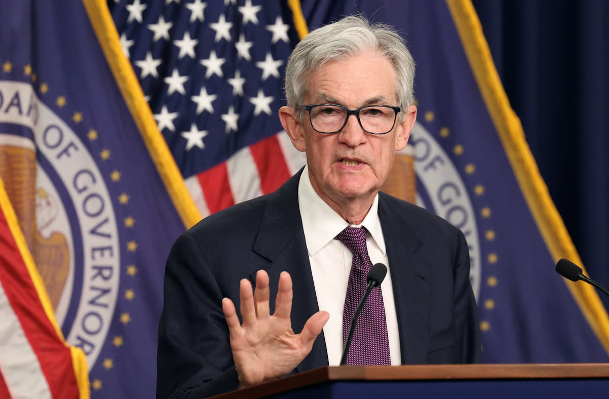 The Fed keeps interest rates stable amid economic and political uncertainty.