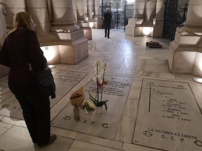 Una visitante se detiene ante la sepultura de la familia Franco en la cripta de la catedral de la Almudena.