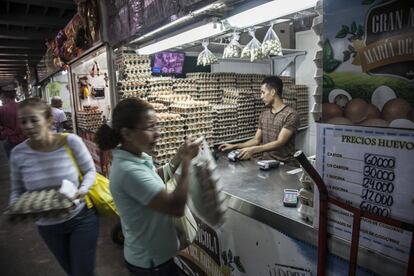 Un puesto de venta de huevos en el mercado de Chacao. 