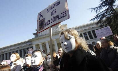 Concentración frente al Museo del Prado de Madrid convocada por el sindicato Comisiones Obreras en la que se ha reclamado al nuevo Gobierno que amplíe y desarrolle algunos aspectos de la ley contra la violencia de género, así como la necesidad de educar en igualdad desde la infancia hasta la adolescencia