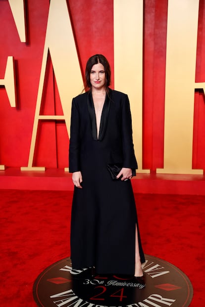 Kathryn Hahn ('Bruja Escarlata y Visión') fue a la fiesta de 'Vanity Fair' vestida de negro. Este color sigue siendo una apuesta segura en fiestas y alfombras rojas, como se ha podido ver en la gala de los Oscar.