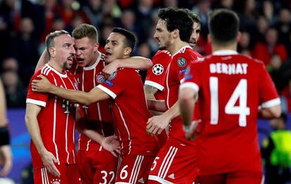 Los jugadores del Bayern Franck Ribéry (i), Joshua Kimmich (2i) y Thiago Alcántara (c) celebran el gol del empate ante el Sevilla.