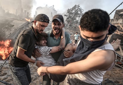 Un joven palestino es rescatado de un edificio destruido por un ataque israelí en Gaza.