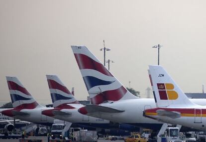 Un avión de Iberia junto a otros tres de su socia British Airways