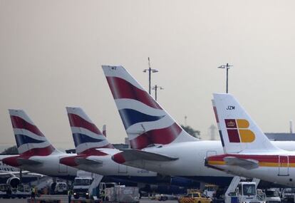 Un avi&oacute;n de Iberia junto a otros tres de su socia British Airways