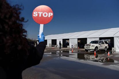 Uno de los centros de acopio en el estadio Delmar, en Houston, Texas. La peor nevada que se ha registrado en la historia de Texas, con temperaturas bajo cero al inicio de la semana a lo largo y ancho de su territorio, impulsó una demanda energética sin precedentes.