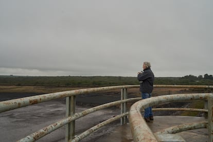 Un hombre observa la presa al 2% de su capacidad en julio de 2023.