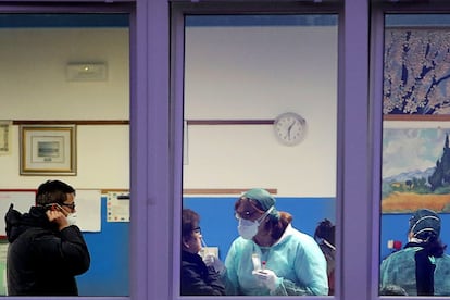 Personal sanitario atiende a un paciente en un hospital en Vo Euganeo, en Padua.
