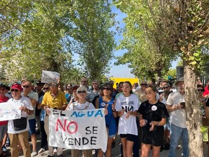 Habitantes de la comarca del Valle de Lecrín protestan contra las licencias para explotar agua y embotellarla.