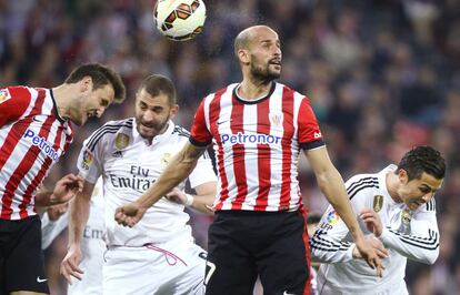 De izquierda a derecha, Carlos Gurpegi, Karim Benzema, Mikel Rico y Cristiano Ronaldo peleando por el bal&oacute;n en San Mam&eacute;s. 