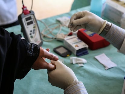 Seis años de guerra en Siria han cambiado la vida de millones de personas. Servicios de sanitarios como la planificación familiar, la atención de salud mental o los tratamientos enfermos crónicos se han dejado de lado debido a que el personal médico ha debido centrarse en salvar vidas. En la fotografía, un enfermero realiza un análisis de diabetes a una paciente en uno de los centros de MSF en Al Bab. 