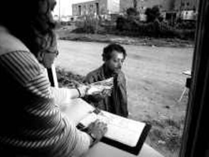 B 33552 - (24/MAR/00) - Color - Barrio de Can Tunis, Barcelona - Médicos sin Fronteras ayudando a drogodependientes y necesitados - Foto : Consuelo Bautista -