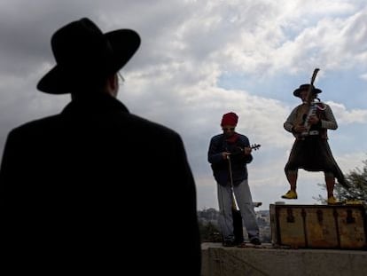 Um judeu ultraortodoxo observa uma apresentação musical em Jerusalém.