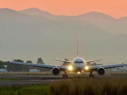 Un avión con insumos médicos, procedente de Estados Unidos de América, arriba al aeropuerto de Toluca en mayo de 2020.