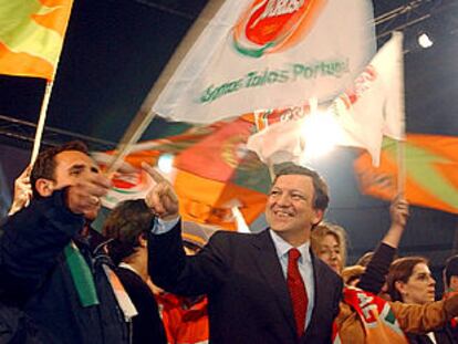 José Manuel Durão Barroso, en el mitin final de la campaña. PLANO MEDIO - ESCENA