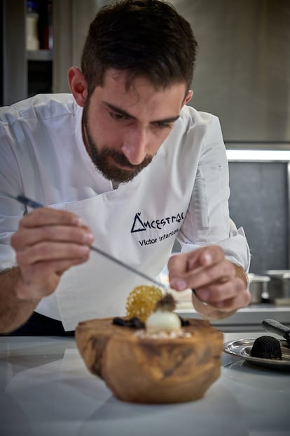 A medio camino entre Madrid y Toledo, en Illescas, es la ubicación elegida por el cocinero Víctor Infantes para abrir su nuevo restaurante, Ancestral. En Madrid estaba al frente del restaurante Clos cuando obtuvo la estrella Michelin. El cocinero, formado en la Escuela de Hostelería de Toledo y que pasó por Azurmendi, pretende revisitar las raíces manchegas desde una perspectiva actual, sin renunciar a técnicas ancestrales –de ahí el nombre del restaurante– como la brasa, el humo o los fondos preparados en recipientes de barro.